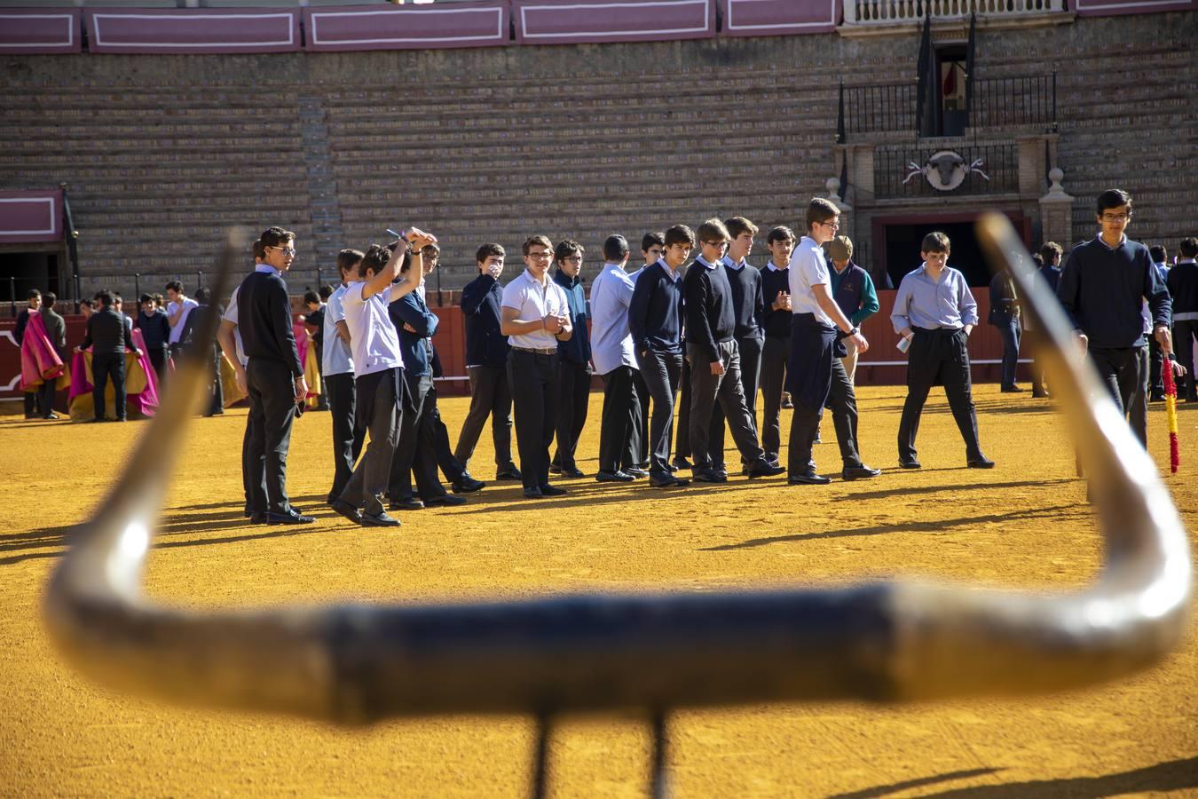 En fotos, los niños aprenden a torear en la Maestranza de Sevilla