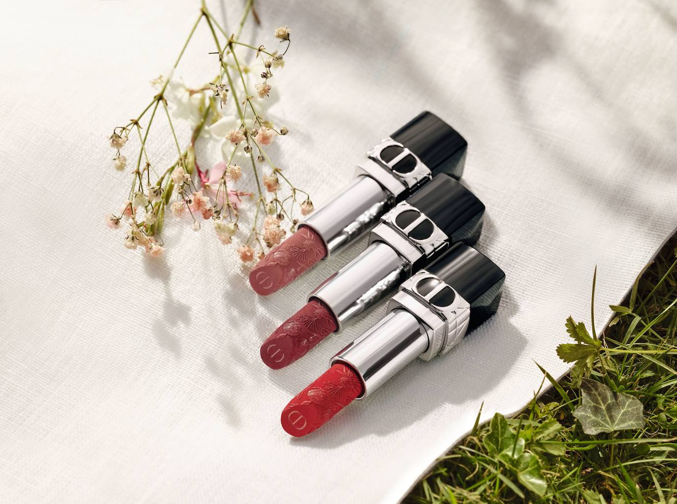 Para las mamás que siempre llevan los labios pintados: Barra de labios Rouge Dior edición limitada (44 €, solo en dior.com y en El Corte Inglés de Serrano). Disponible en tres tonos (beige contemporáneo, rojo carmín atemporal y rosa palo con acabado aterciopelado) la icónica barra de Dior se cubre con un delicado motivo floral grabado sobre toda la superficie. Es una barra de labios recargable y su fórmula está enriquecida con extractos naturales de peonía roja y flor de granada, para un color de alta costura, larga duración y 16 horas de confort en los labios.