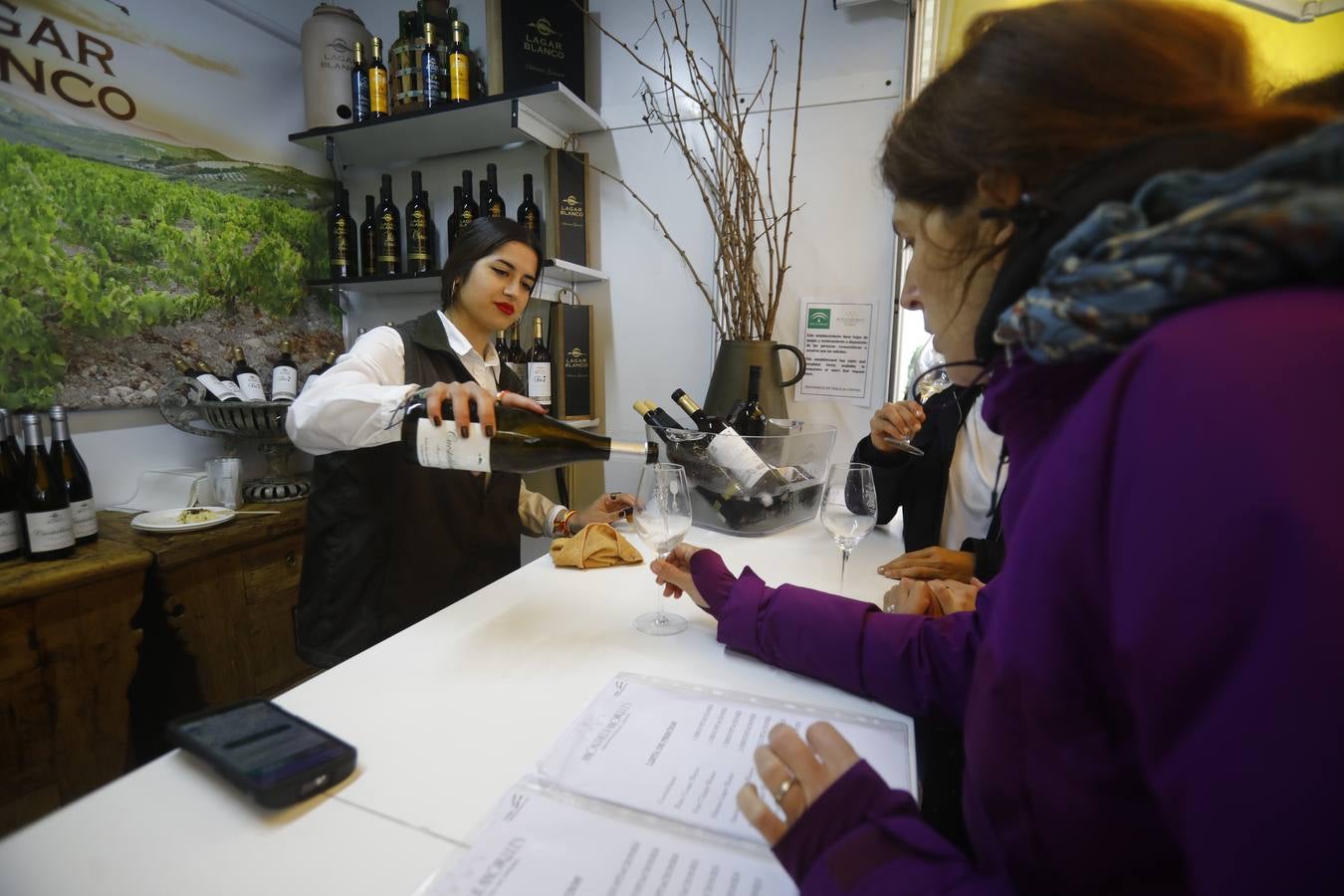 El frío y la lluvia no pueden con la Cata del Vino de Córdoba