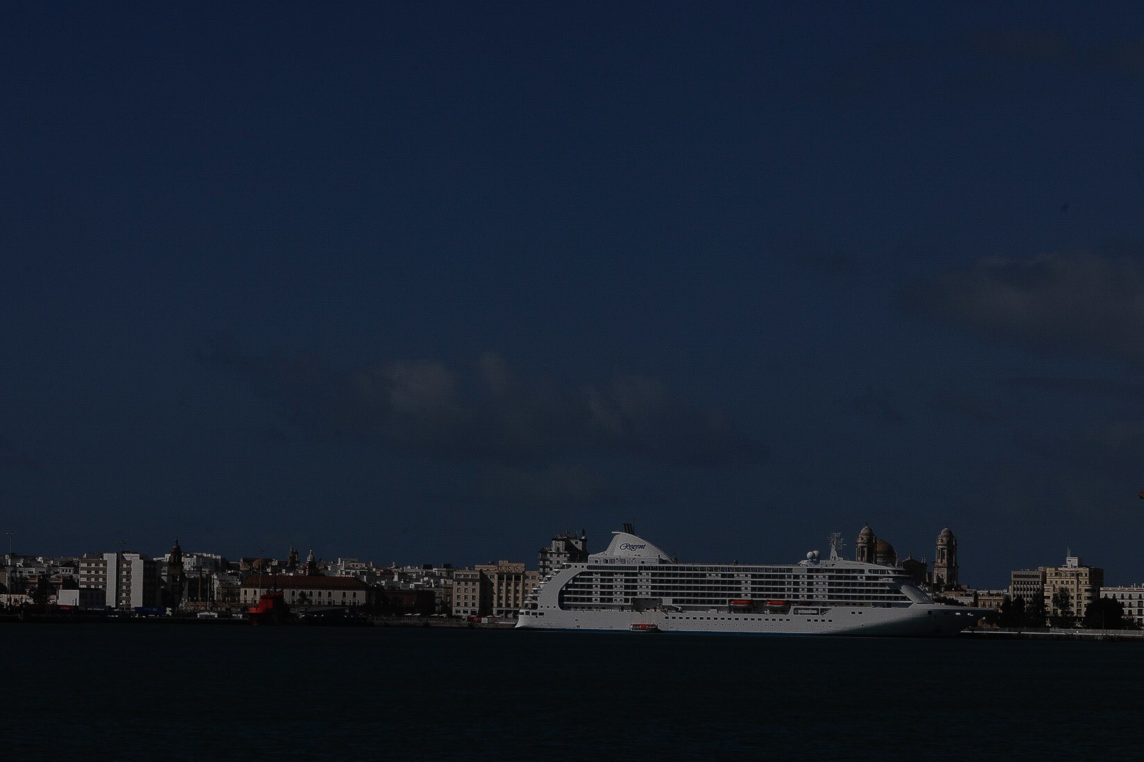 En imágenes: el crucero ‘Seven Seas Voyager’ en el puerto de Cádiz