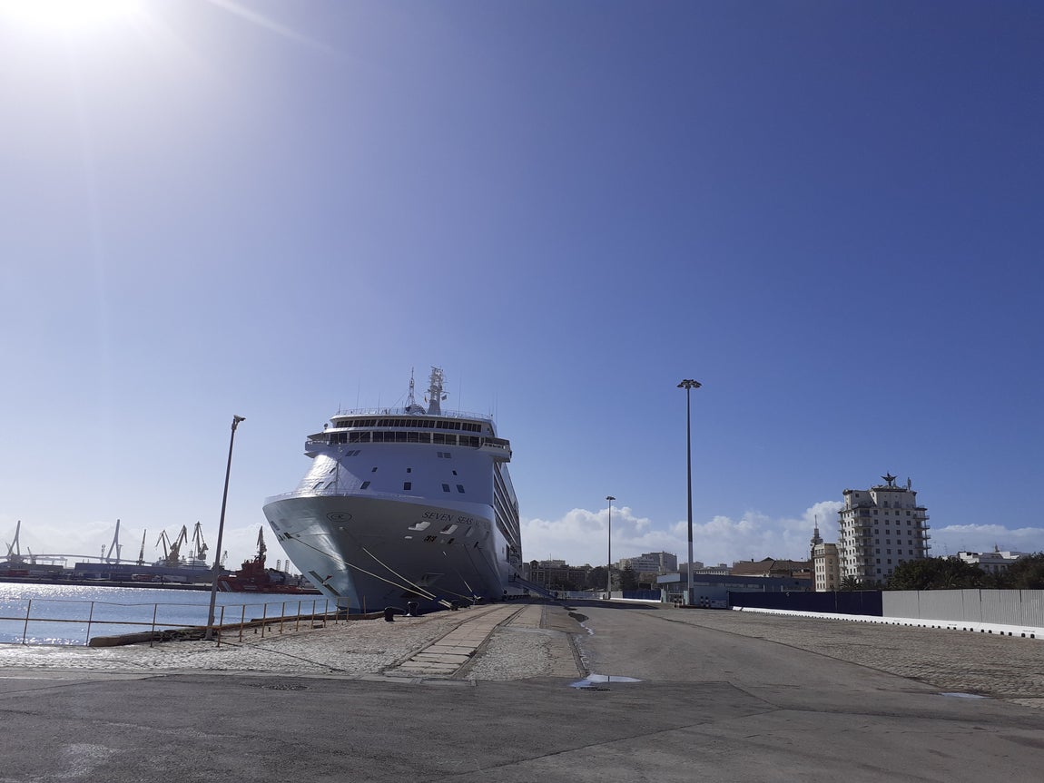 En imágenes: el crucero ‘Seven Seas Voyager’ en el puerto de Cádiz
