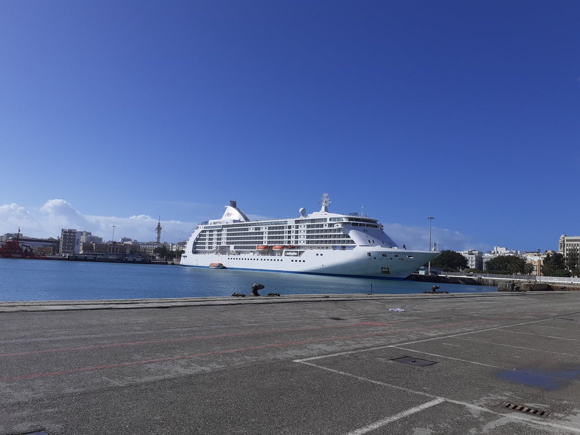 En imágenes: el crucero ‘Seven Seas Voyager’ en el puerto de Cádiz