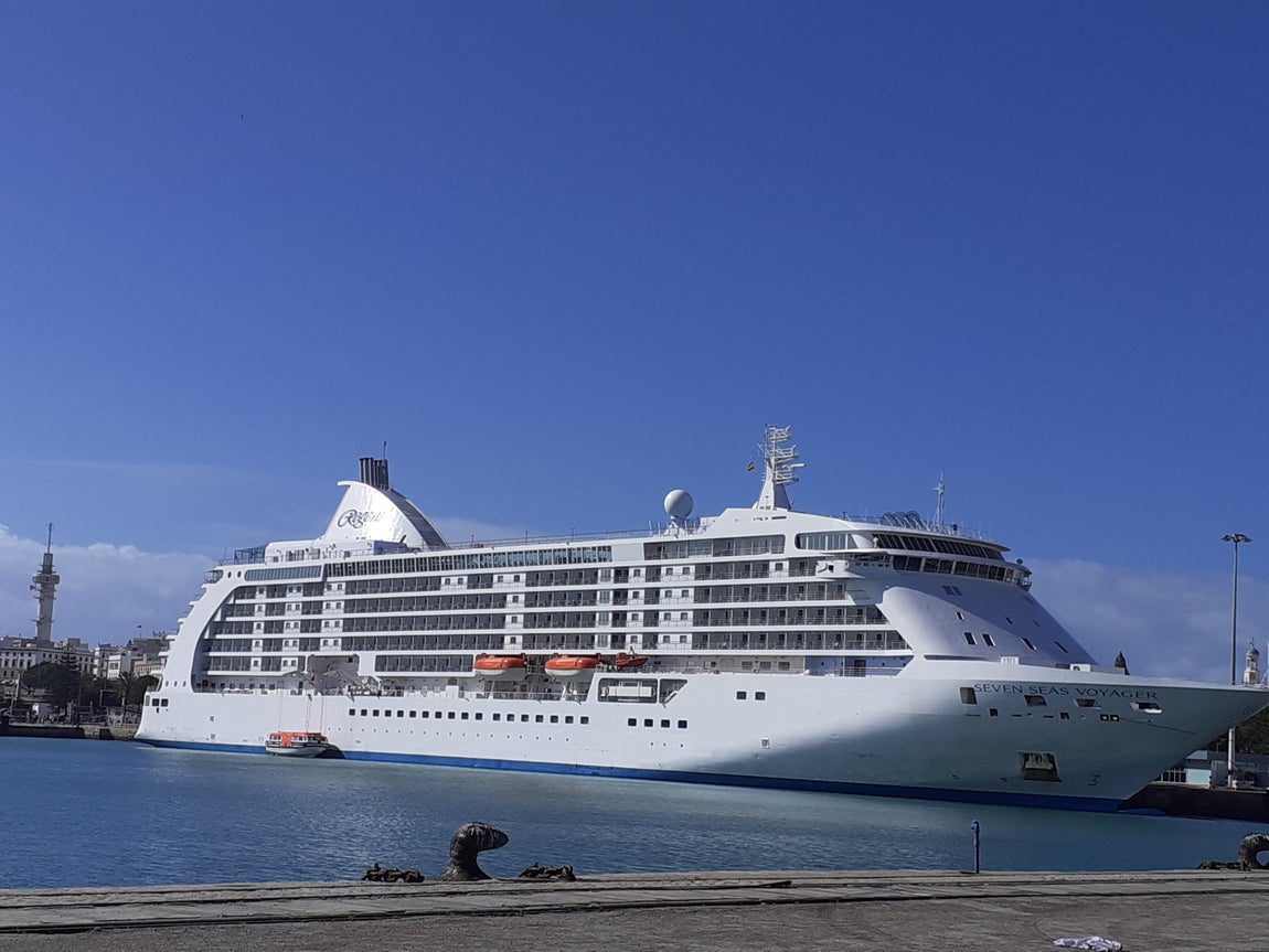En imágenes: el crucero ‘Seven Seas Voyager’ en el puerto de Cádiz