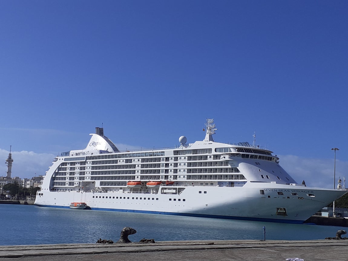 En imágenes: el crucero ‘Seven Seas Voyager’ en el puerto de Cádiz