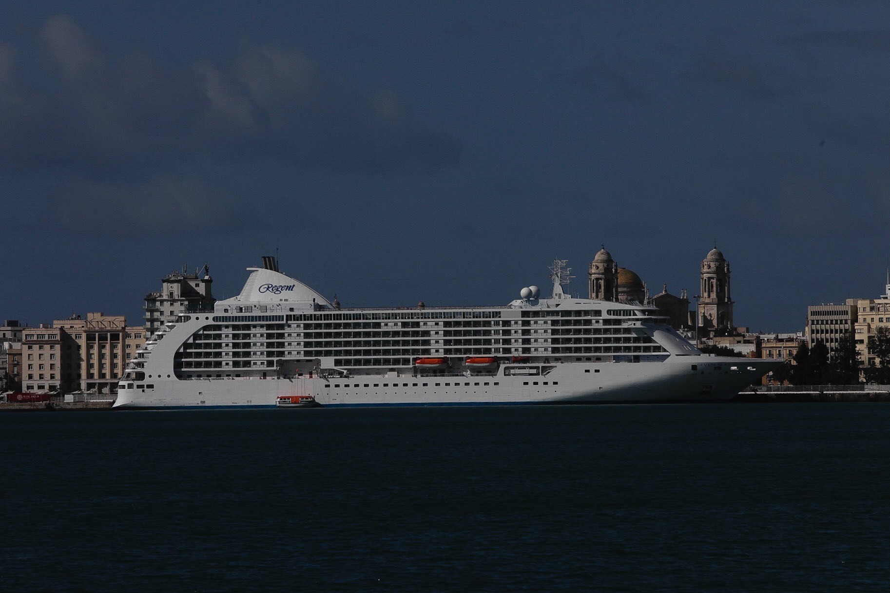 En imágenes: el crucero ‘Seven Seas Voyager’ en el puerto de Cádiz