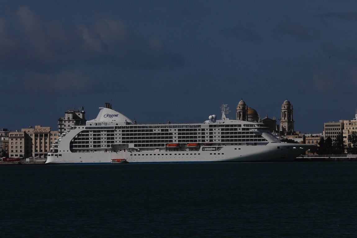 En imágenes: el crucero ‘Seven Seas Voyager’ en el puerto de Cádiz