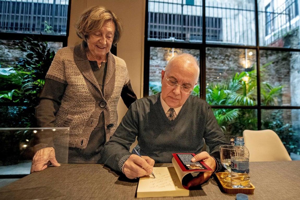 Sergi Doria firma ejemplares de  'Un país en crisis'