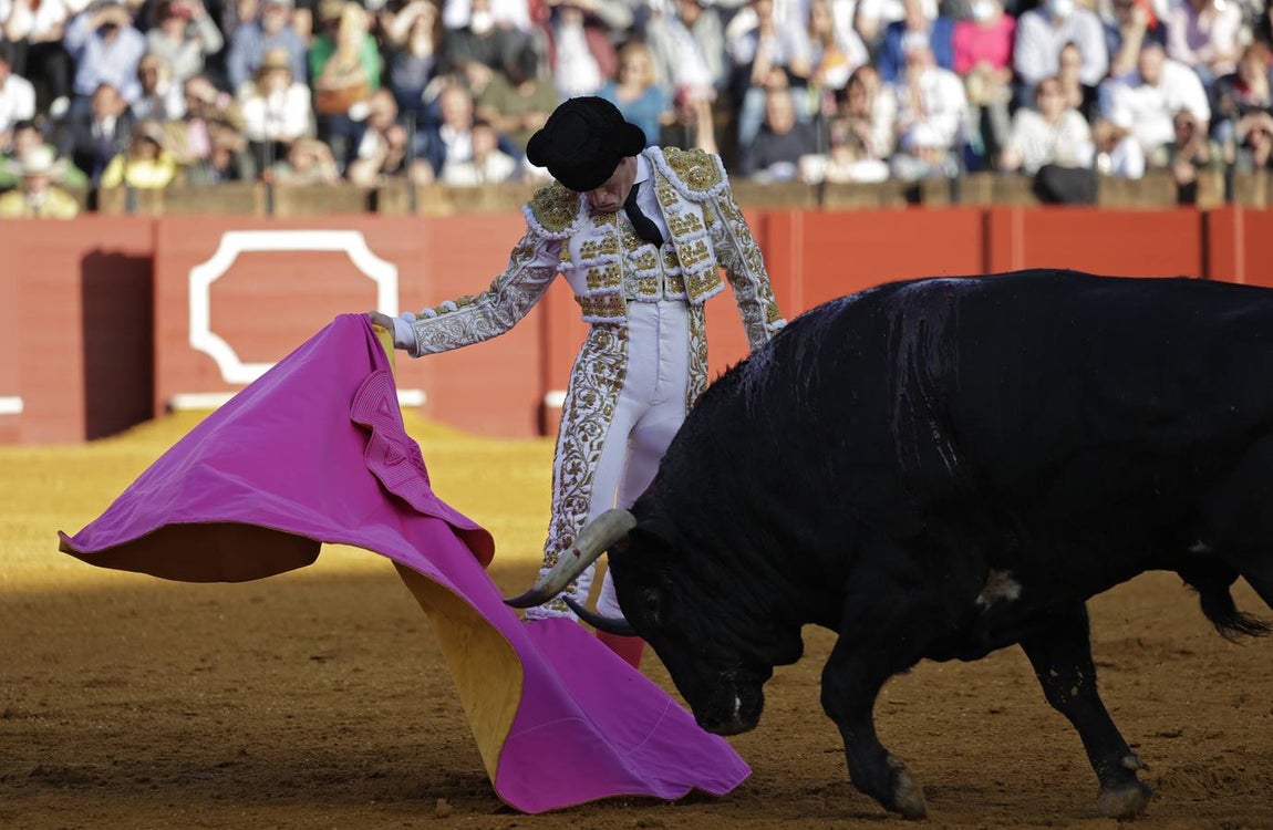 Borja Jiménez, en un momento de su faena. JUAN FLORES
