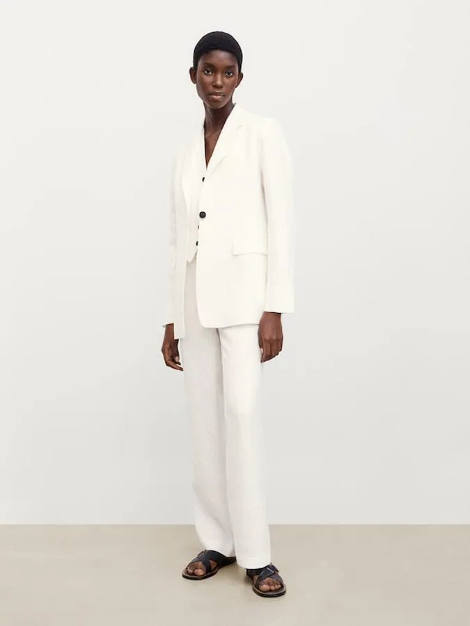 Massimo Dutti - Trajes de chaqueta blancos para la primavera y el verano. Un dos piezas de lino de corte masculino donde el botón de madera marca la dfiferencia y le confiere un toque más rústico. Precio: la blazer 129€ y el pantalón 69,95€.
