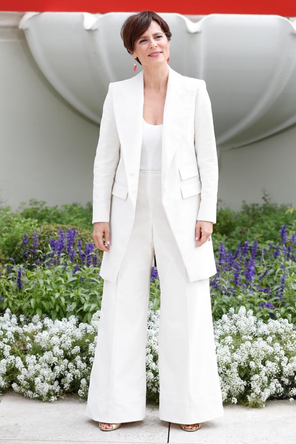 Los patrones 'oversize' también son un imprescindible. Los diseños XXL también figuran entre los favoritos, aunque eso sí, combinados con un top más ajustado que marque ligeramente la figura como hace Aitana Sánchez-Gijón.