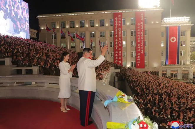 Kim Jong Un se da un baño de masas. 