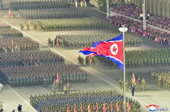 Corea del Norte saca músculo exhibiendo su ejército. 