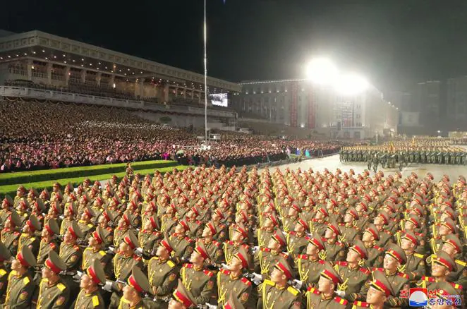 Cientos de militares marchan sobre las calles de Piongyang. 
