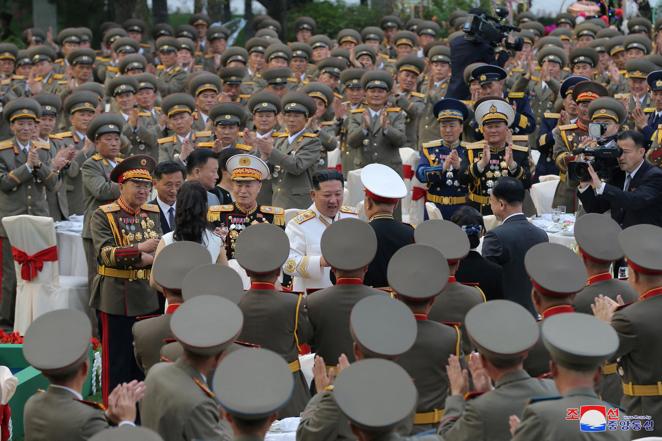 Militares arropan al líder norcoreano. 