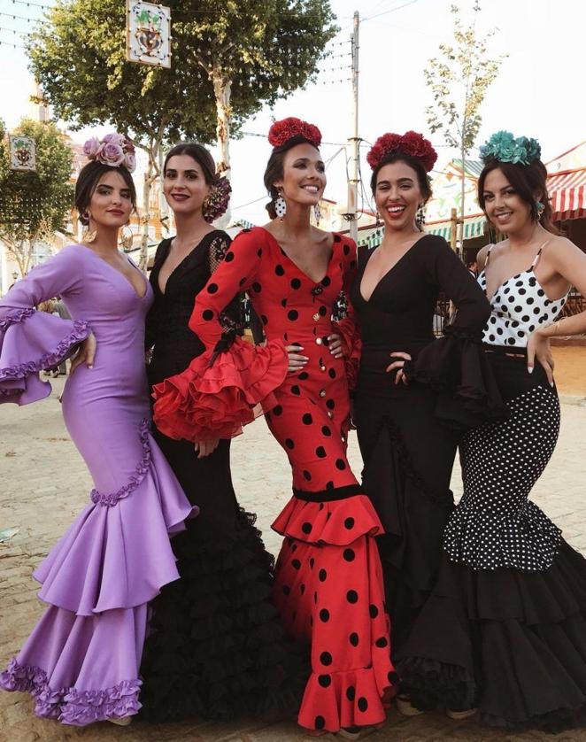 La Feria de Abril vuelve con más fuerza que nunca. Después de la pandemia parece que poco a poco el calendario de eventos y fiestas está volviendo a la normalidad. Del 1 al 7 de mayo tendrá lugar la Feria de Sevilla, uno de los más esperados del año donde parece que en todas las casetas se colgará el cartel de 'completo'. Las que han decidido apuntarse en el último momento, han de saber que para pasear por el Real el 'dress code' invita a lucir traje de flamenca, o en su defecto, un estilismo acorde donde nada se deja a la improvisación. <a href="https://www.abc.es/estilo/moda/abci-conjunto-lunares-viral-resolvera-looks-semana-santa-y-feria-sevilla-202204121341_noticia.html" target="_blank">Los looks de invitada para bodas, bautizos y comuniones</a> son una buena fuente de inspiración; y para todas aquellas que todavía no hayan planeado lo que van a ponerse, se recopilan una serie de ideas con las que disfrutar al máximo y derrochar altas dosis de elegancia. Una serie de alternativas cuyo precio se adapta hasta a los presupuestos más ajustados, ¡y olé!