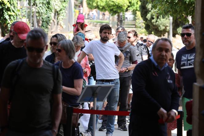 En imágenes, las colas de los turistas extranjeros vuelven a Córdoba