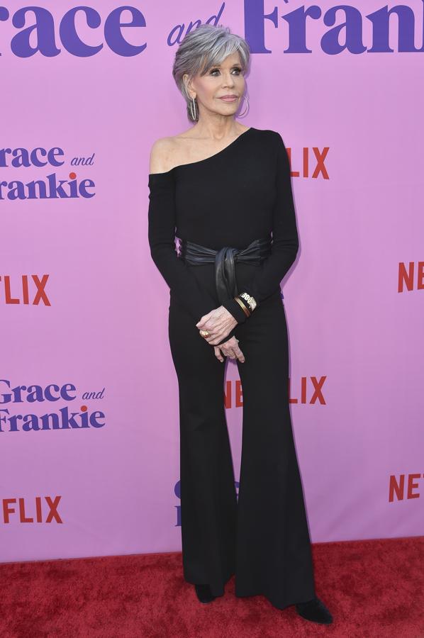 Asimetrías - Tendencias de alfombra roja para los looks de invitada. Jane Fonda en el estreno de ‘Grace &amp; Frankie’. Los monos son una de las tendencias que mejor funcionan en este tipo de eventos y que pueden contribuir a estilizar la figura sin apenas esfuerzo. Si se elige un tono oscuro como el suyo, lo más apropiado sería añadir accesorios de un color más potente con los que contraste.