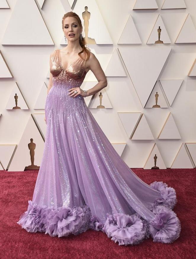 Lentejuelas y tonos pastel - Tendencias de alfombra roja para los looks de invitada. Jessica Chastain - Premios Oscar 2022. Su vestido de princesa realizado por Gucci fue uno de los más aclamados de la noche del cine y sirvió para confirmar que los looks que parecen sacados de un cuento siguen siendo todo un éxito. Lentejuelas, bordados, encaje… Son recursos que no fallan.