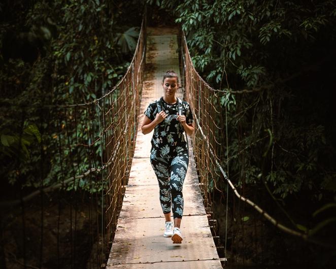 Camisetas y mallas deportivas, para las que adoran las caminatas. Cómoda, suave y con un diseño estampado, la camiseta casual de North Cascades de Columbia tiene tejido elástico y es perfecta para caminatas. En cuanto a las mallas estampadas Lodge de Columbia, han sido confeccionadas en un tejido técnico elástico y su corte de tiro alto es favorecedor. Su tejido hidroabsorbente cuenta con protección solar incorporada y con un bolsillo de seguridad.