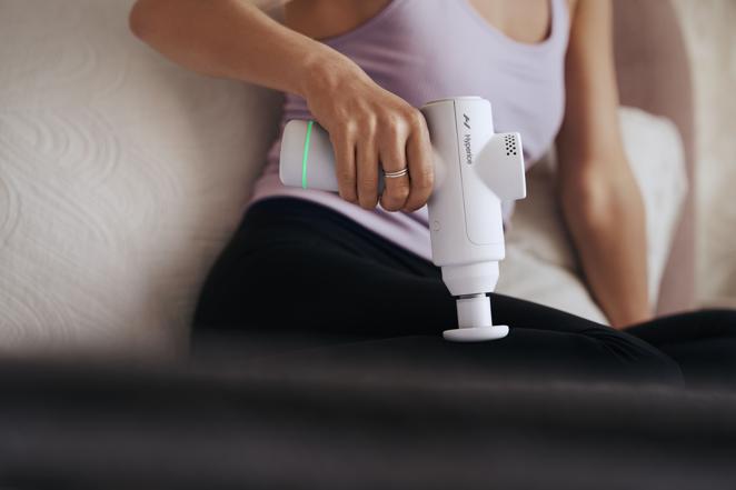 Un masajeador por tátil para las madres que se cuidan en profundidad. Este masajeador de percusión portátil (de Hyperice) es ideal para usar no solo cuando se entrena, sino también para activar los músculos por la mañana al despertarnos o aliviar tensiones durante una jornada de trabajo estresante.