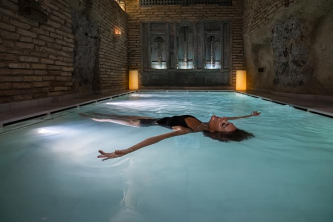 Una experiencia sensorial, para las que necesitan activar el cuerpo. Puedes sorprender con una de las cajas regalo de Edición Limitada del Día de la Madre para mejorar el bienestar que ofrece Aire Ancient Baths (Barcelona, Sevilla, Almería o Vallromanes). Las experiencias en el Flotarium (baño de sal), en el Caldarium (baño caliente a 40ºC), el Frigidarium (baño frío a 16ºC y baño helado a 10ºC), el Tepidarium (baño tempaldo a 36ºC), el Balneum (baño de chorros) y el Vaporium (baño de vapor con aromaterapia). También es aconsejable la experiencia sensorial 'The Argan Massage'.