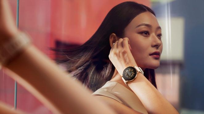 Un reloj inteligente, para las que buscan cuidar su salud. El Huawei Watch GT3 (en color blanco) es una forma de regalar autocuidado y bienestar en el Día de la Madre. Este smartwatch ofrece información de la calidad del sueño, monitoriza el ritmo cardíaco y la saturación de oxígeno, aporta datos sobre los niveles de estrés y el ciclo menstrual. A la hora de establecer rutinas de ejercicio, el dispositivo ajusta la cantidad y la intensidad del entrenamiento para mejorar gradualmente el estado de forma. Está disponible en las tiendas Orange.
