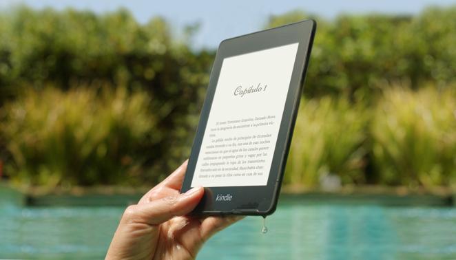 Un dispositivo portátil de lectura, para las que no pueden pasar sin leer. Para las mamis más lectoras y que prefieran no llevar mucho peso o muchos libros a la vez, un libro electrónico es la mejor opción. El Kindle Paperwhite, disponible en Amazon, posee una luz cálida ajustable para garantizar que la lectura sea más cómoda. Sobre el tiempo de lectura: mamá podrá disfrutar de su libro sin preocupaciones porque estos e-readers cuentan con hasta 10 semanas de autonomía.