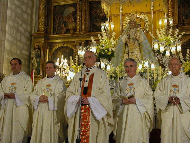 Ante la Virgen de Araceli, en Lucena, en 2005