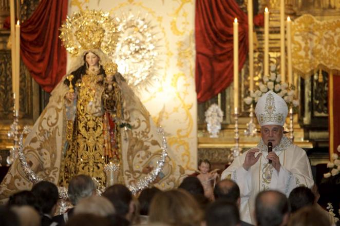 Con la Virgen del Carmen, poco después de su coronación canónica en 2012