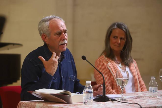 Los libros copan Córdoba: Antonio Pérez Henares y Manuel Jabois, en imágenes