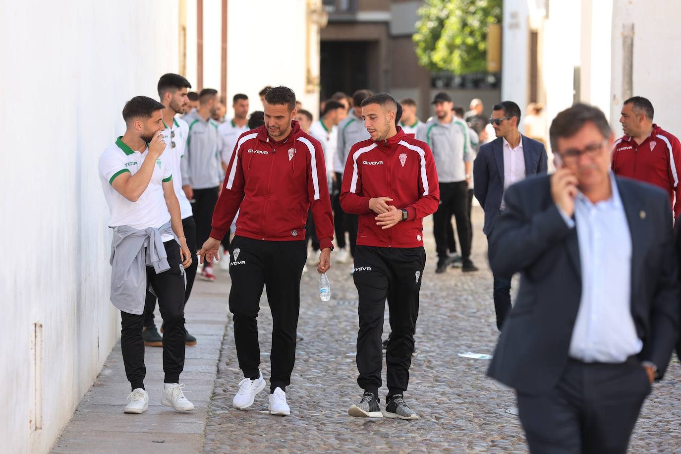 La ofrenda a San Rafael y Virgen de los Dolores por el ascenso del Córdoba CF, en imágenes