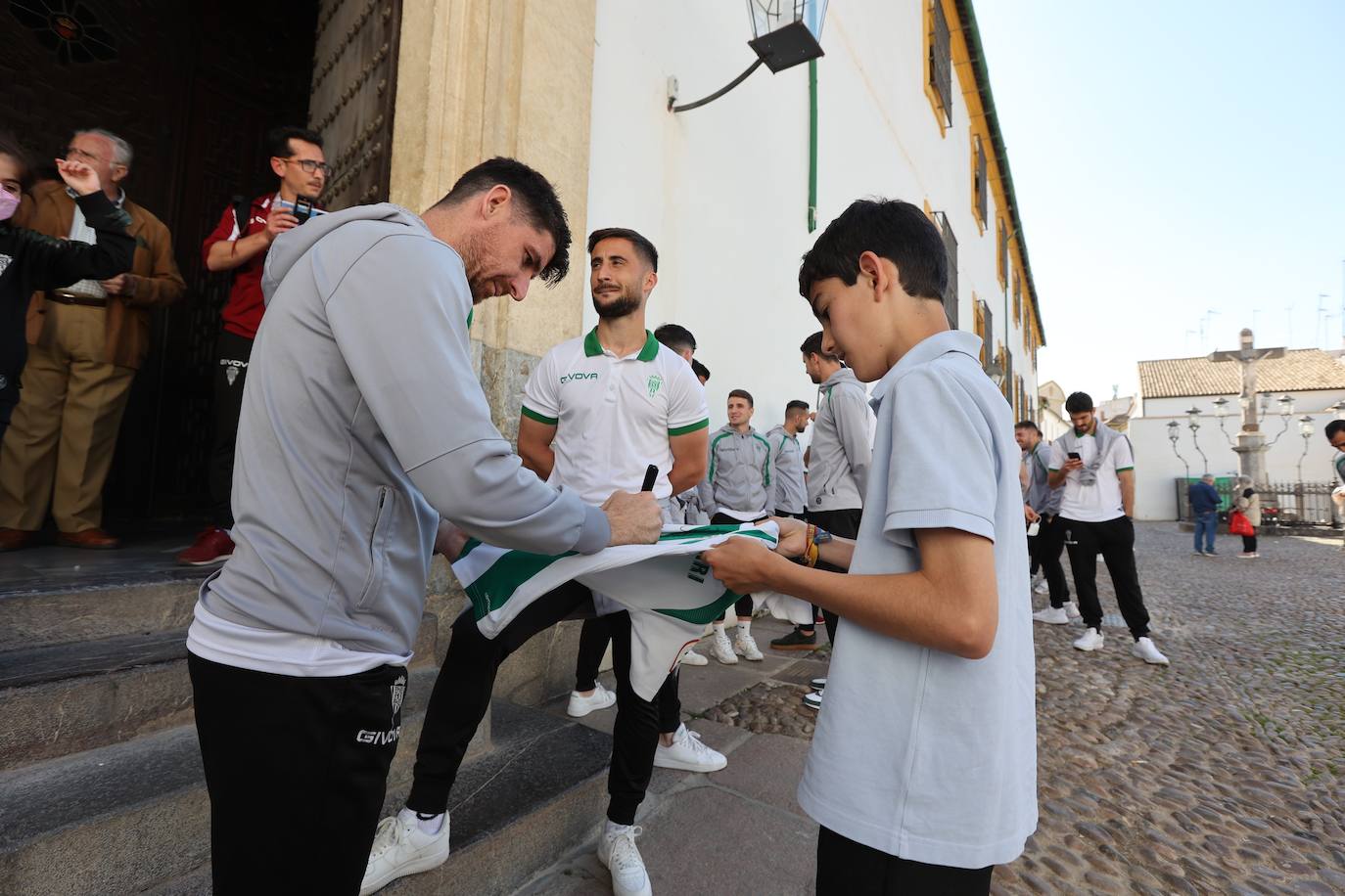 La ofrenda a San Rafael y Virgen de los Dolores por el ascenso del Córdoba CF, en imágenes