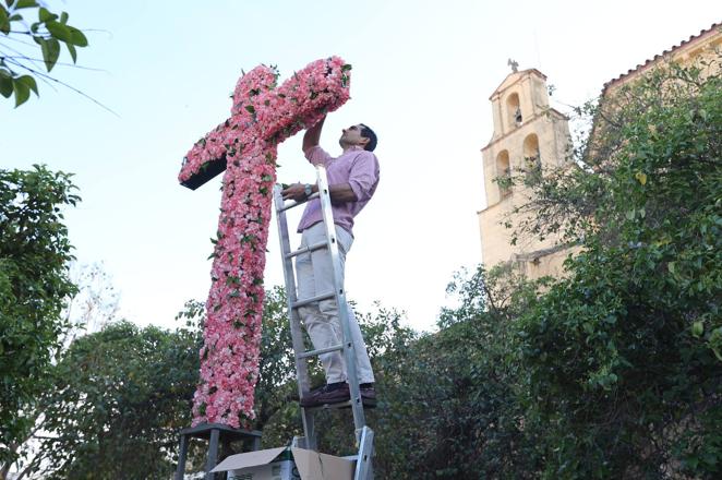 Los preparativos de las Cruces de Mayo en Córdoba, en imágenes