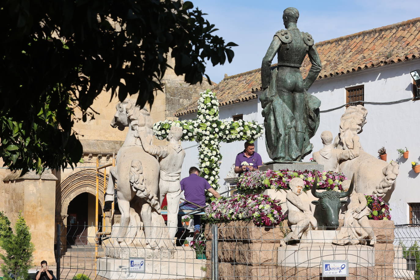 Los preparativos de las Cruces de Mayo en Córdoba, en imágenes