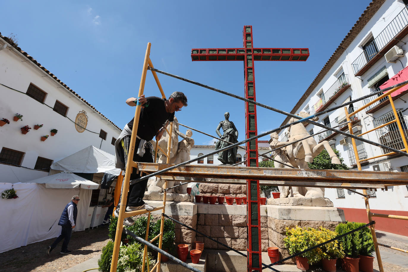 Los preparativos de las Cruces de Mayo en Córdoba, en imágenes