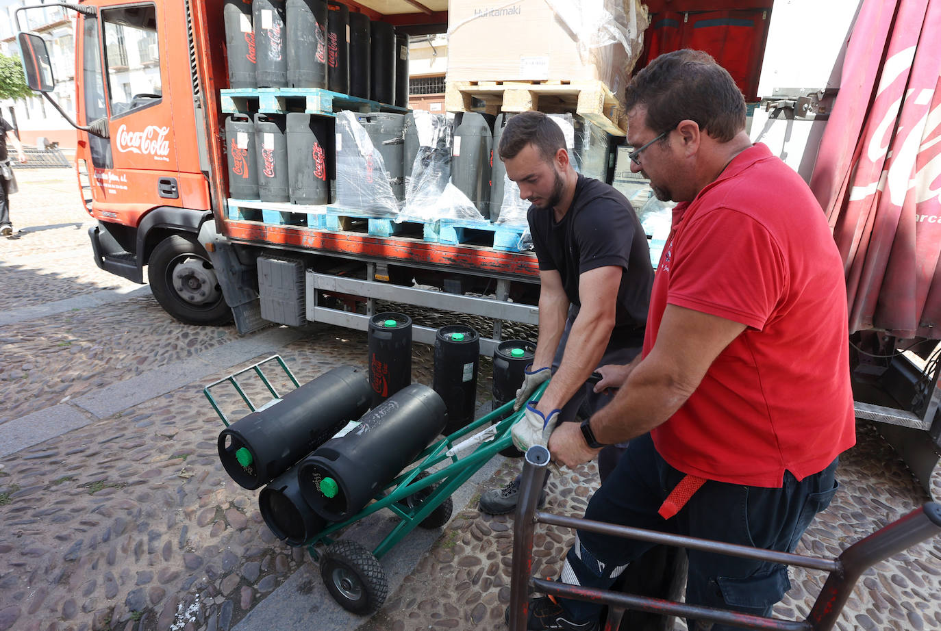 Los preparativos de las Cruces de Mayo en Córdoba, en imágenes