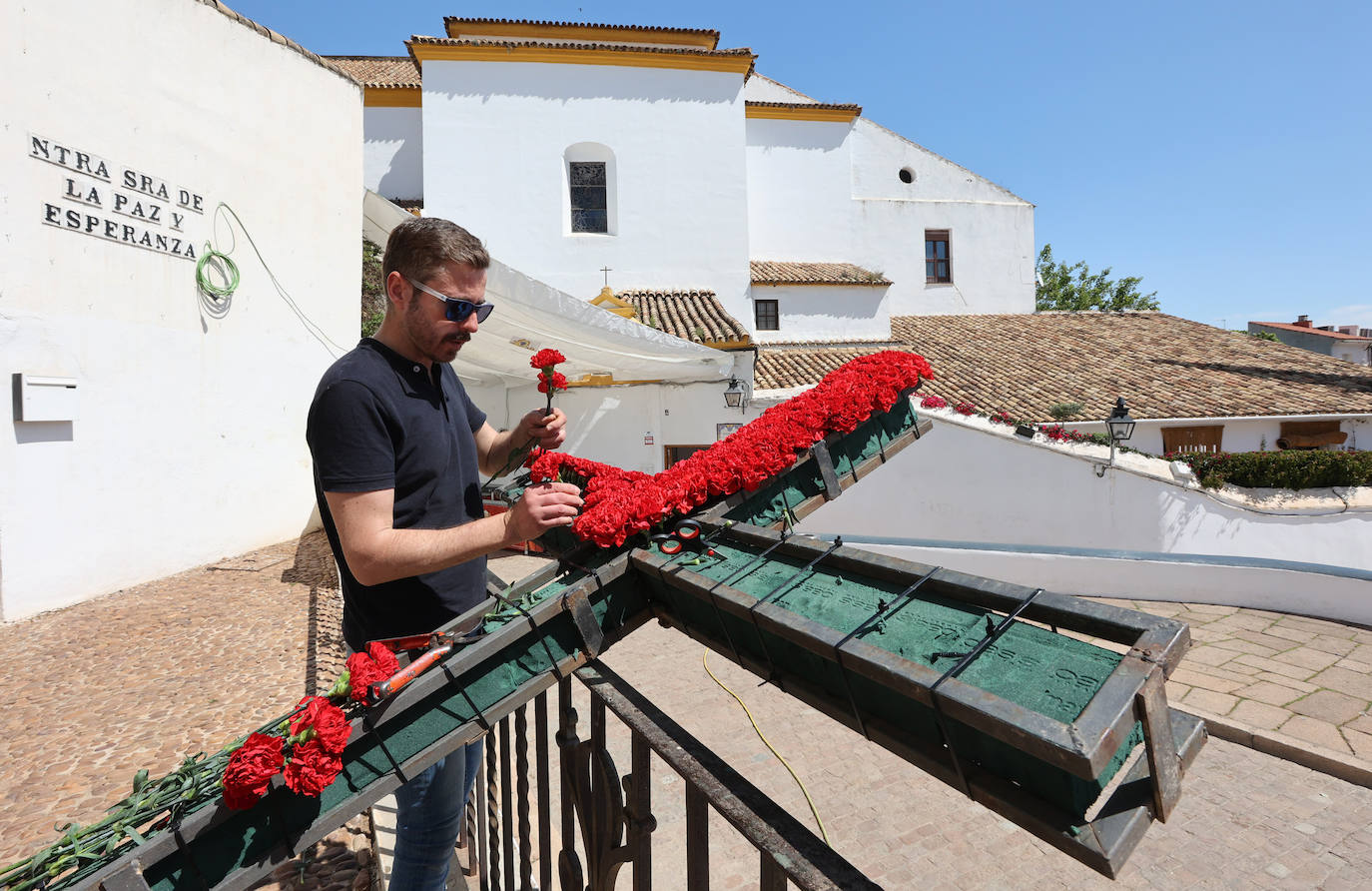 Los preparativos de las Cruces de Mayo en Córdoba, en imágenes