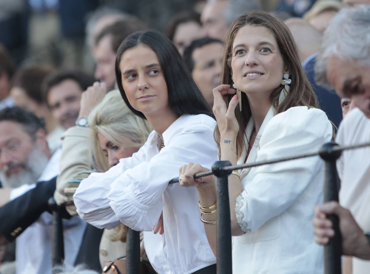 Victoria Federica de Marichalar y Borbón,  junto a Casilda Finat, este miércoles en la Maestranza.  RAÚL DOBLADO