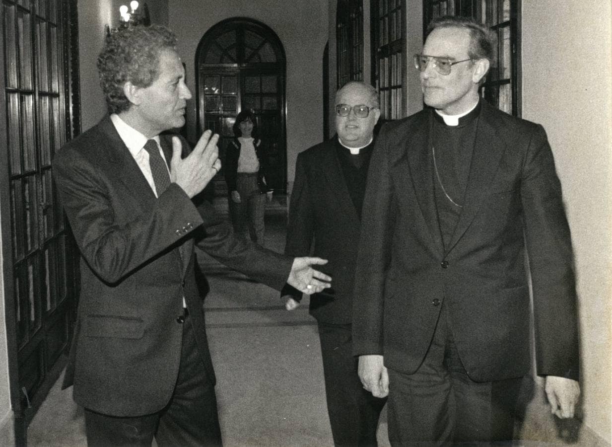 El presidente de la Junta de Andalucía, Rafael Escuredo, recibiendo al arzobispo de Sevilla, Carlos Amigo Vallejo, en 1983. ABC