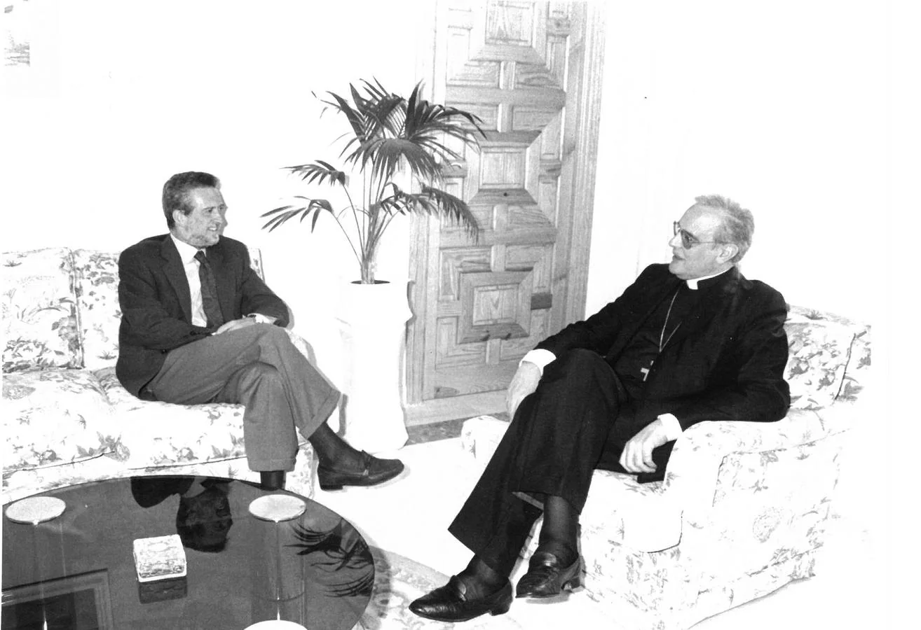 El alcalde de Sevilla, Alejandro Rojas Marcos, recibe a monseñor Carlos Amigo en 1991. FRANCISCO MACÍAS