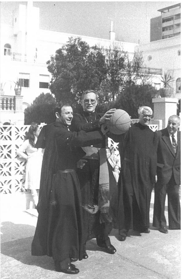 Monseñor Carlos Amigo tirando a canasta en 1983. ÁNGEL DOBLADO