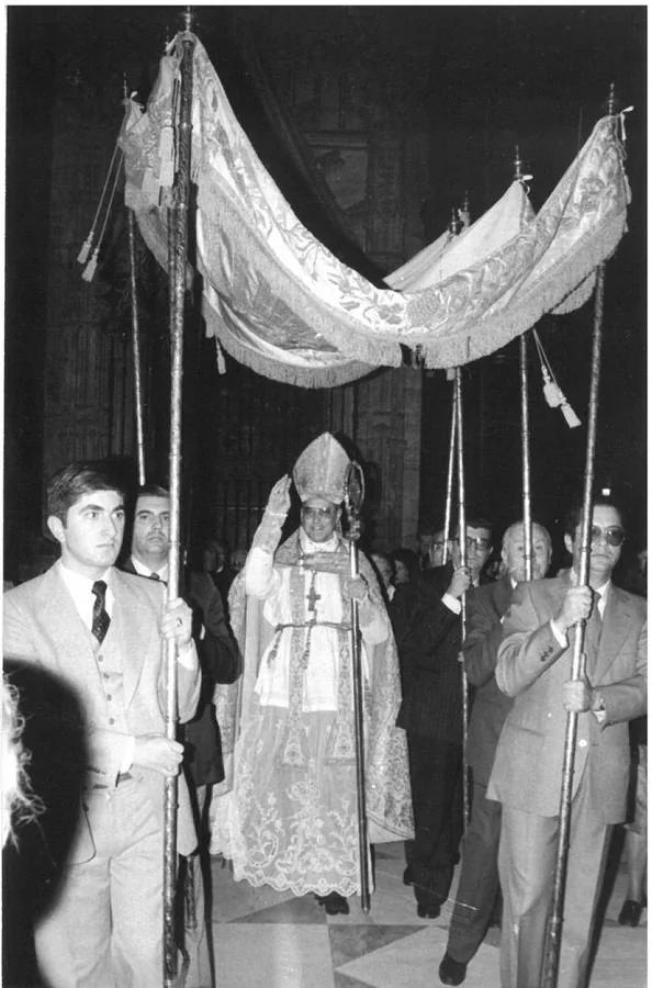 El arzobispo Carlos Amigo Vallejo, bajo palio, en 1983. SANVICENTE