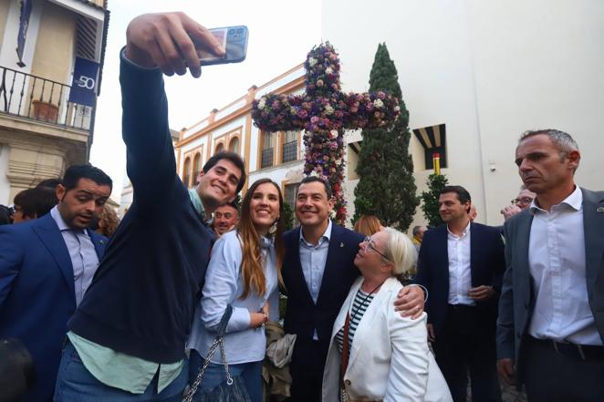 La visita de Juanma Moreno a las Cruces de Mayo de Córdoba, en imágenes