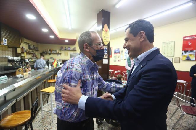 La visita de Juanma Moreno a las Cruces de Mayo de Córdoba, en imágenes