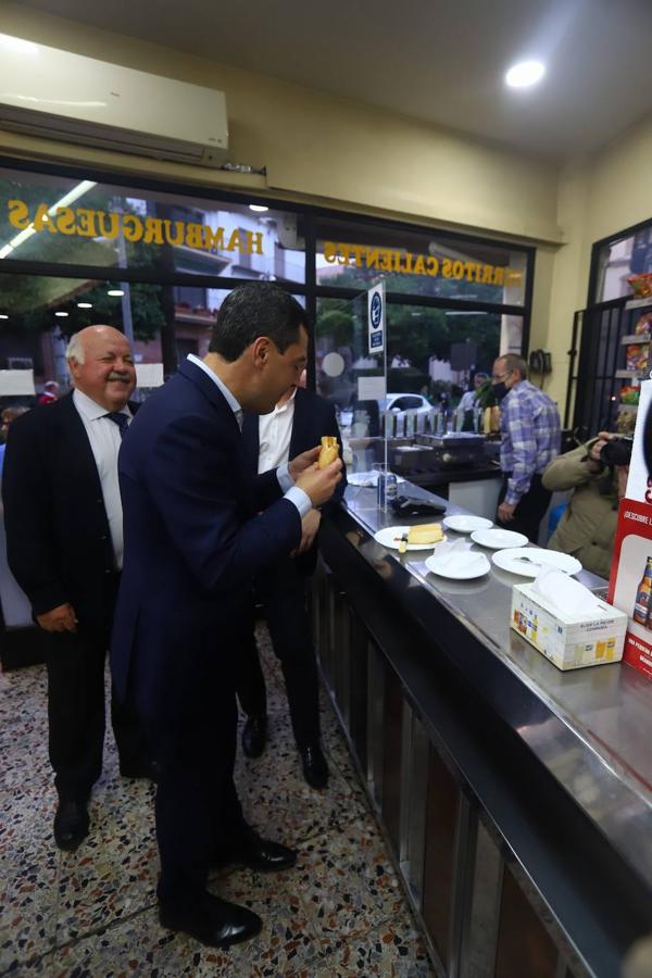 La visita de Juanma Moreno a las Cruces de Mayo de Córdoba, en imágenes