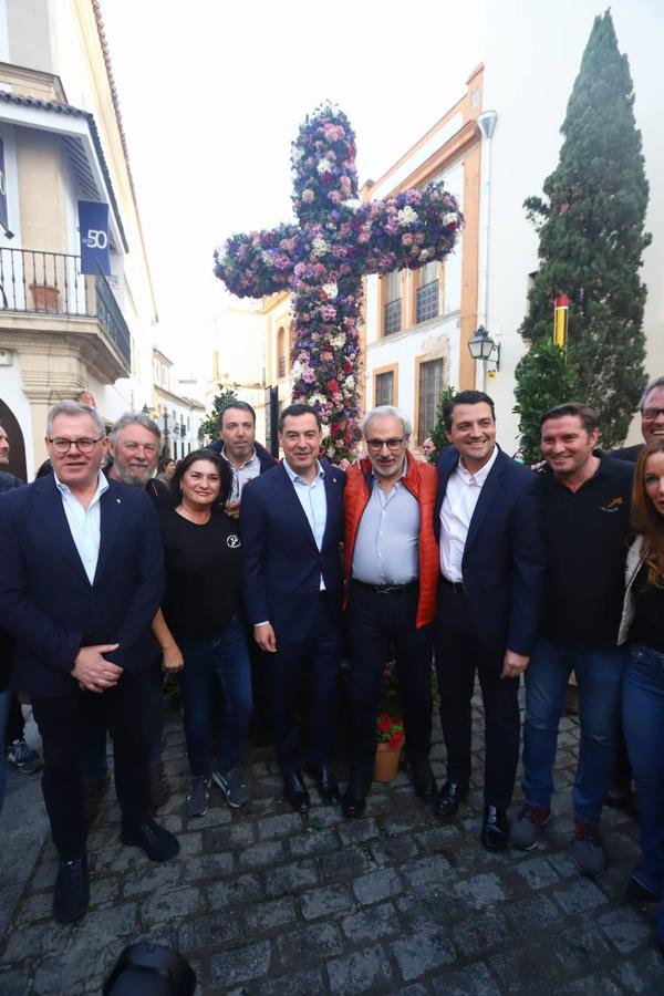 La visita de Juanma Moreno a las Cruces de Mayo de Córdoba, en imágenes