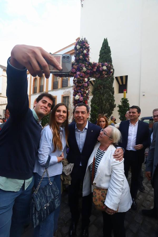 La visita de Juanma Moreno a las Cruces de Mayo de Córdoba, en imágenes