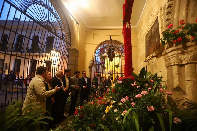 La visita de Juanma Moreno a las Cruces de Mayo de Córdoba, en imágenes