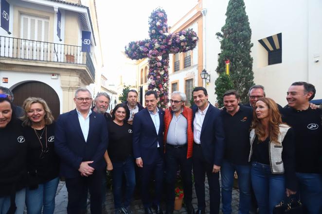 La visita de Juanma Moreno a las Cruces de Mayo de Córdoba, en imágenes