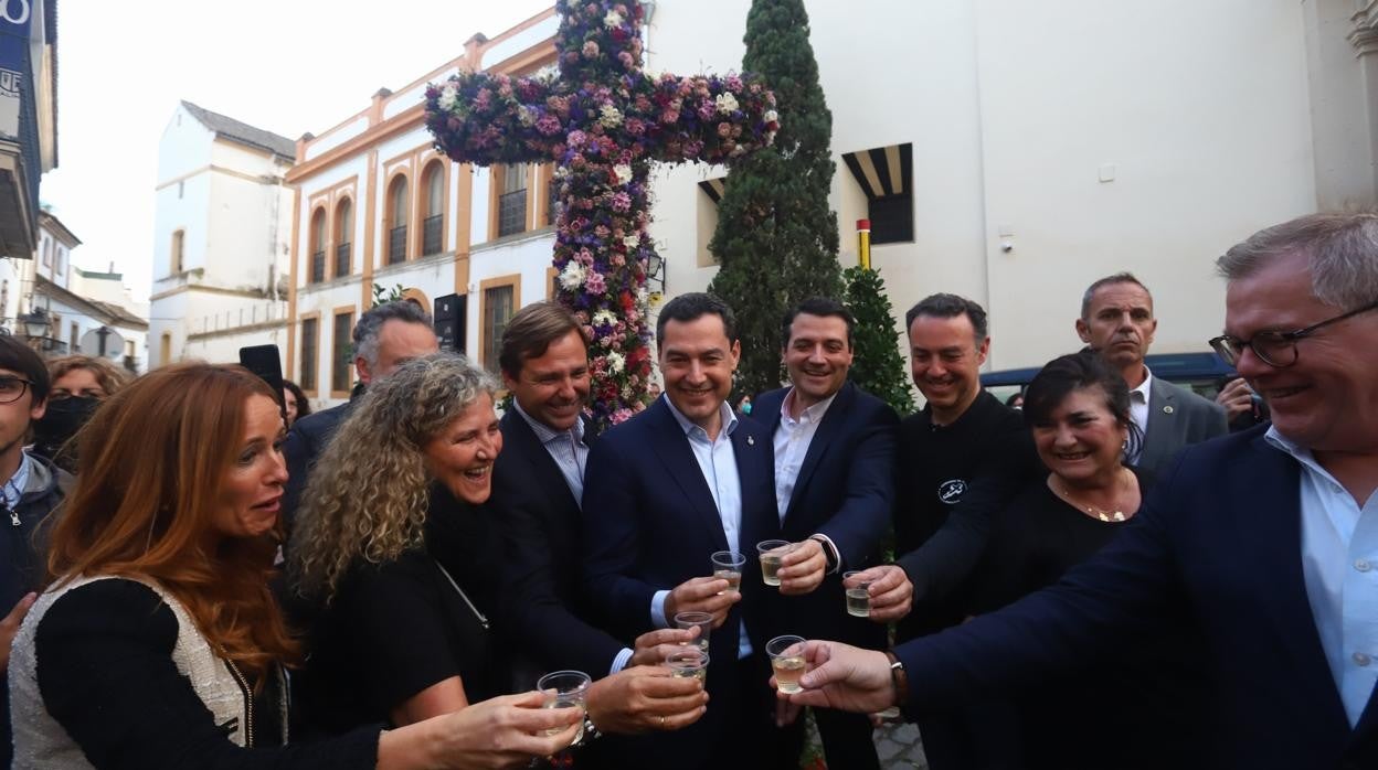 La visita de Juanma Moreno a las Cruces de Mayo de Córdoba, en imágenes